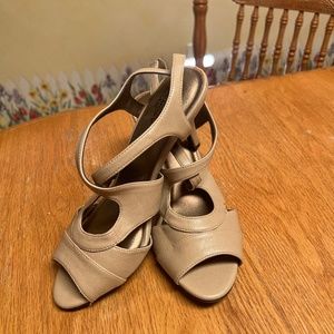 Life Stride Tan Heels